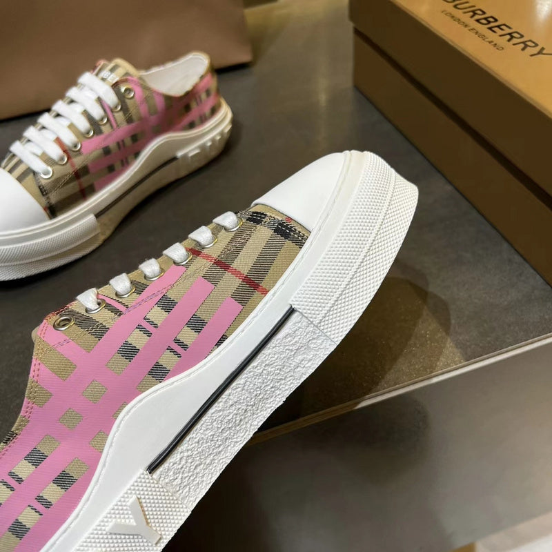 Burberry shoes Style 051 - packaging and accessories