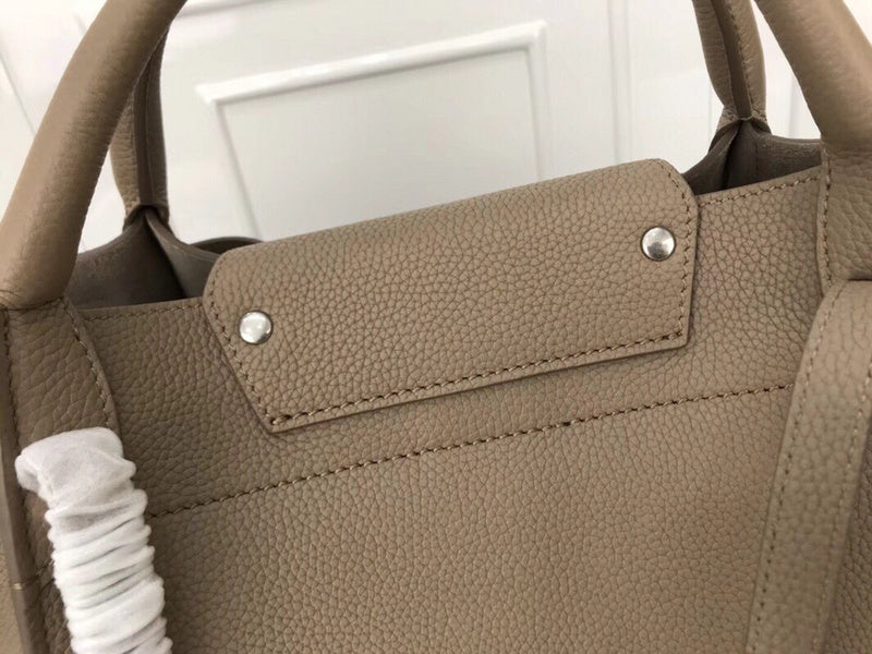 Handle and strap detail of modern premium women's handbag – women's statement bag