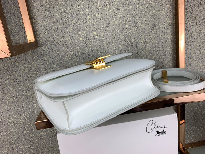 Side profile of chic premium women's handbag – women's luxury accessory