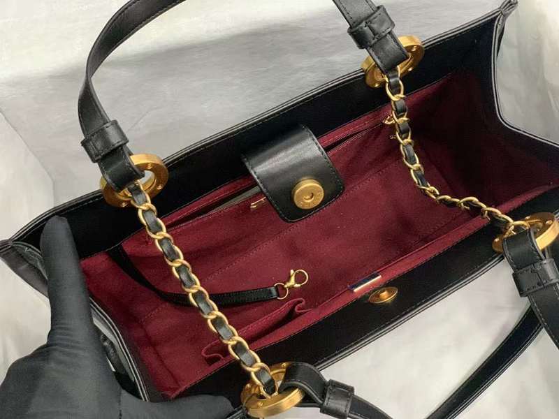 Zivas Charm Effortless Elegance Luxury Handbag (Everyday Luxury Essential) – Lifestyle Shot