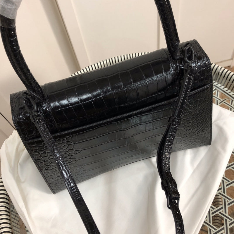 Handle and strap detail of sleek classic women's handbag – women's everyday handbag