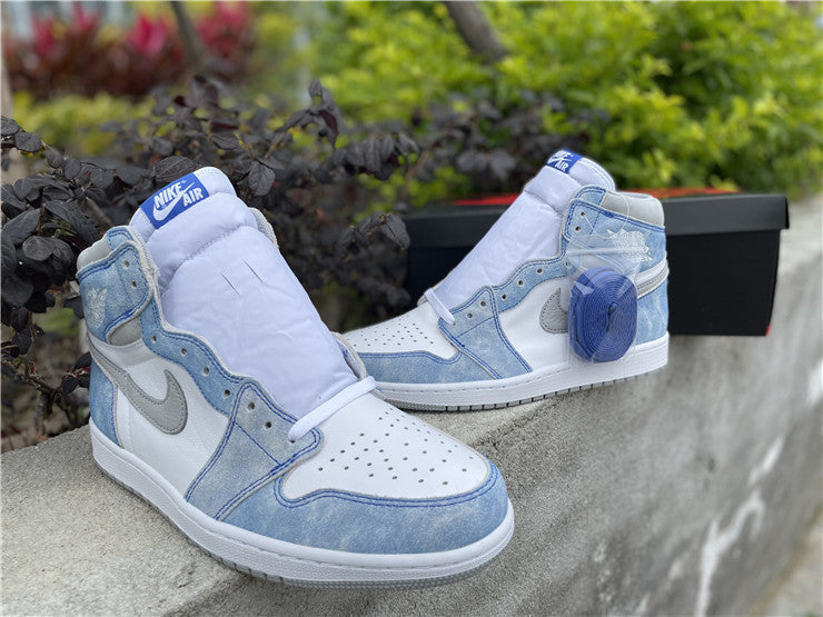 Nike crisp white luxury sneakers view 24 retro runner design