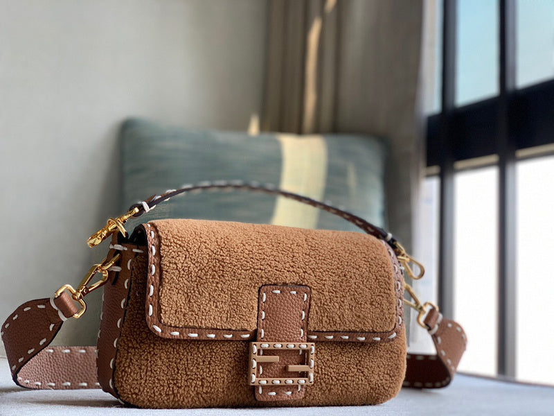 Ziva's Charm handbag – close-up view (27cm*6cm*15cm)