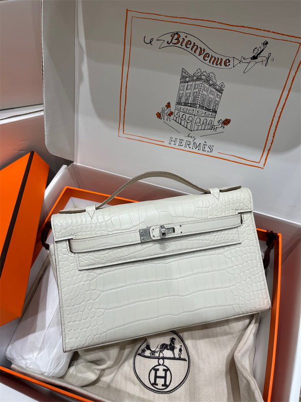 Streamlined tote bag front view