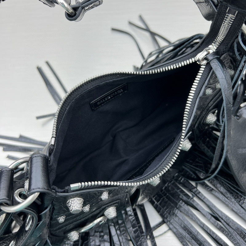 Zivas Charm Understated Luxury Statement Handbag (Structured Everyday Essential) – Close-Up Detail