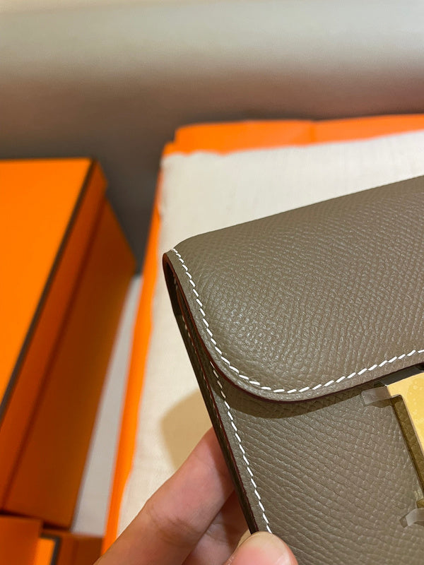 Crisp handbag styled for everyday wear