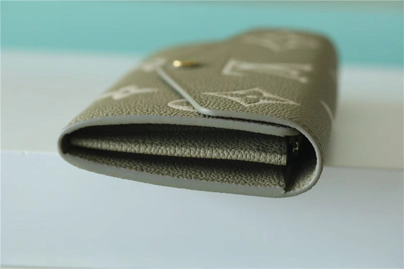  structured bag close-up of hardware and finish