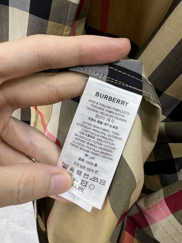 Side profile view of Burberry luxury piece style No.424