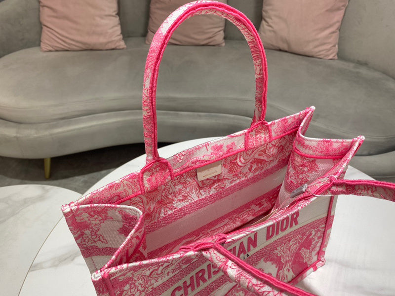 Interior view of everyday-luxe statement women's handbag – women's luxury handbag
