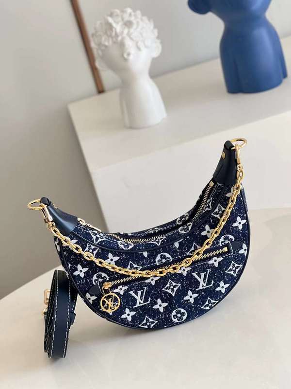 Handle and strap detail of structured everyday-luxe women's handbag – women's premium purse
