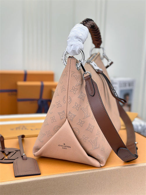  Signature shoulder bag front view 7