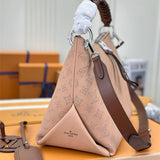  Signature shoulder bag front view 7