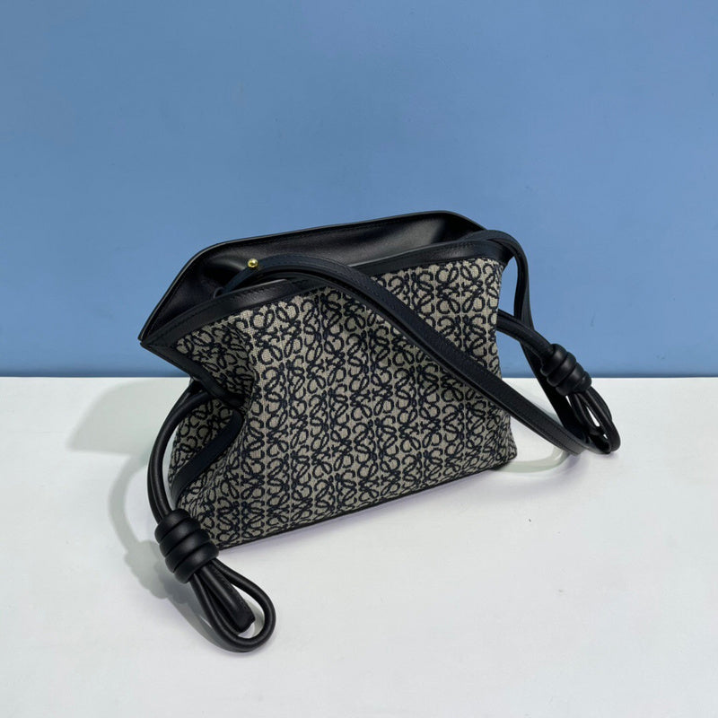 Ziva's Charm handbag – detail view (18cm*23.9cm*9cm)