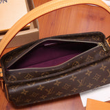  structured bag interior and compartment view 9
