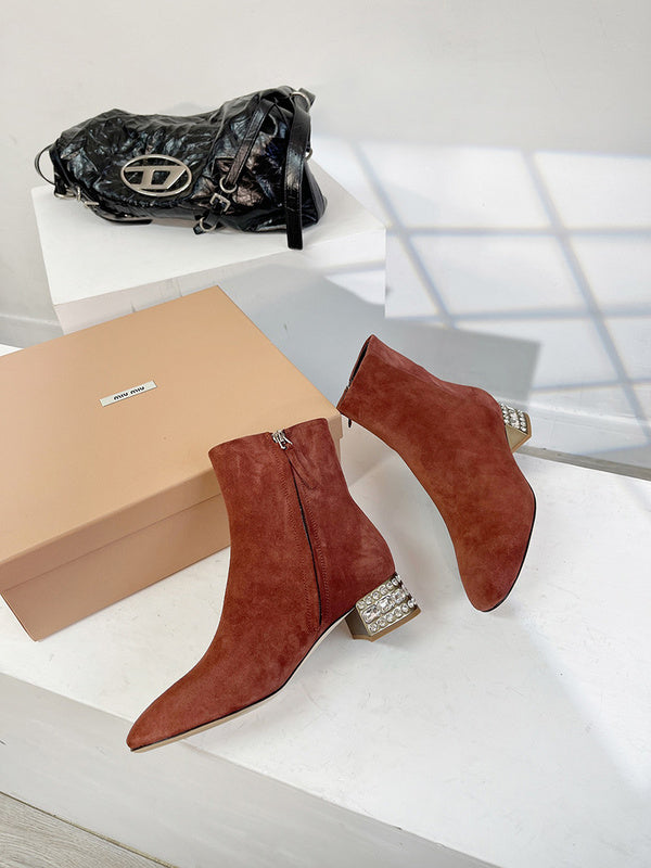 Full silhouette view of Miu Miu luxury piece style No.095