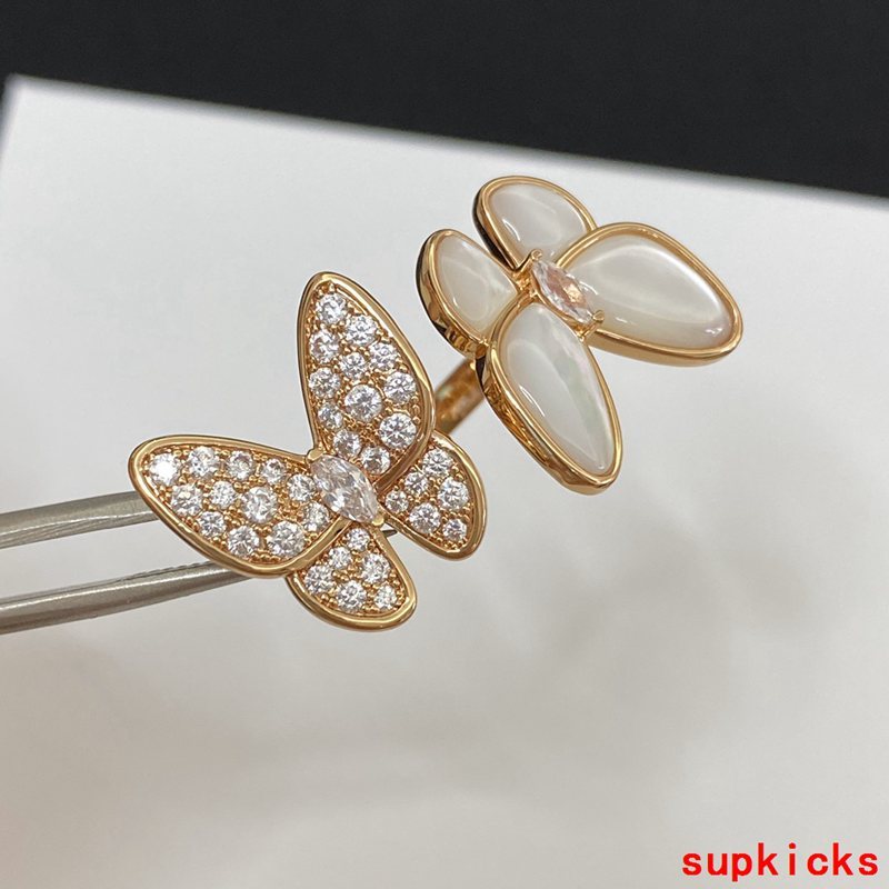 Full view of Van Cleef & Arpels unisex jewelry piece
