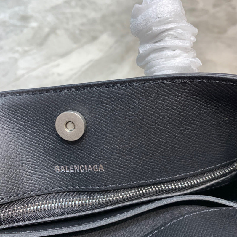 Refined Vegan Leather Handbag - Premium Craftsmanship Detailing | Women's Premium Handbag #914 - texture close-up (image 9) of designer-inspired handbag