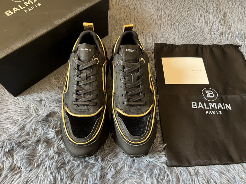 Gucci classic monochrome luxury sneakers view 9 retro runner design