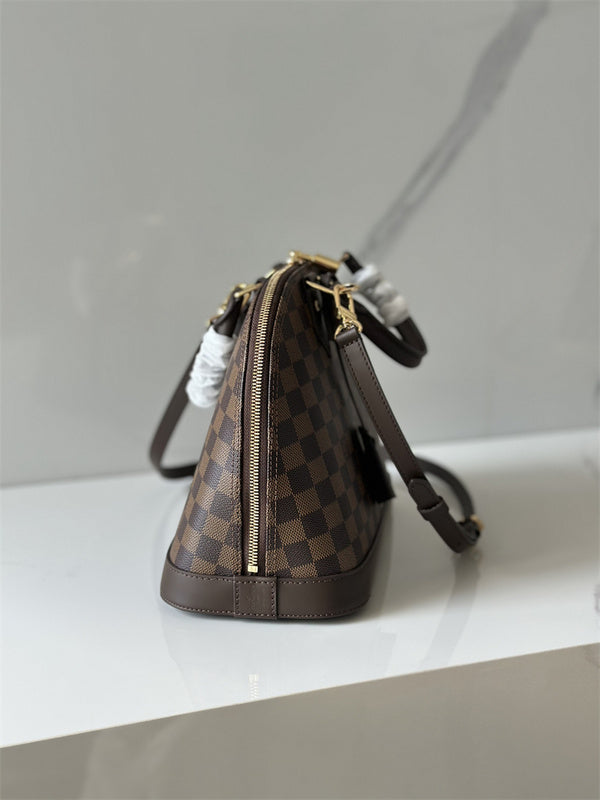  structured shopper bag detail view showing craftsmanship 14