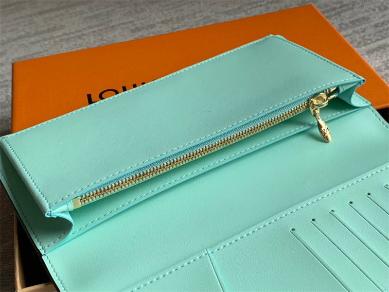  crossbody bag close-up of hardware and finish 11