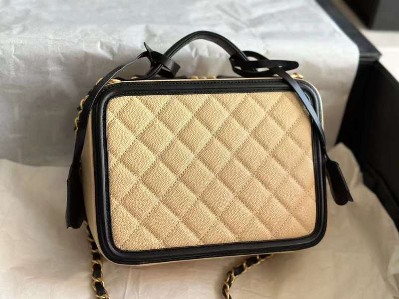 Zivas Charm Modern Minimalist Look Everyday Handbag (Elevated Daily Companion) – Close-Up Detail