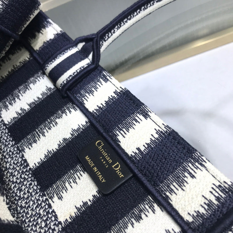 Handle and strap detail of modern statement women's handbag – women's luxury accessory