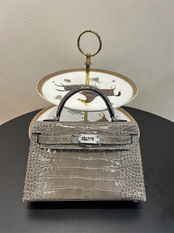  Minimalist shoulder bag front view