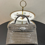  Minimalist shoulder bag front view