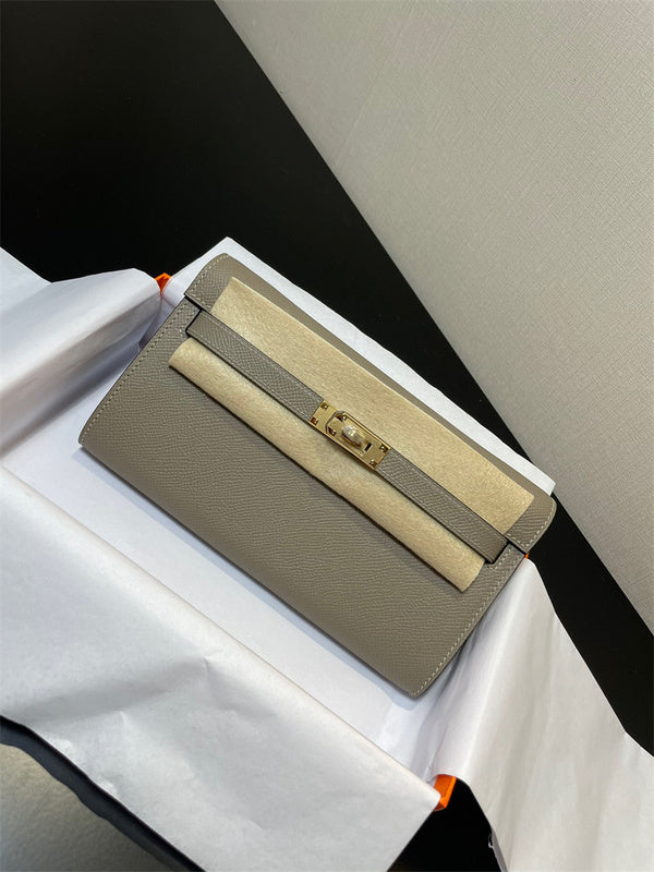  clean-lined carryall bag detail view showing craftsmanship