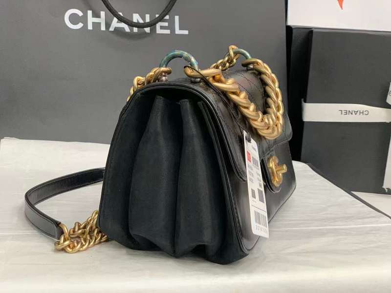 Zivas Charm Sleek Silhouette Designer Handbag (Elevated Accessory Essential) – Close-Up Detail