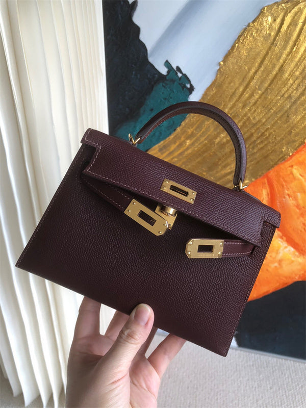  streamlined carryall bag detail view showing craftsmanship 14