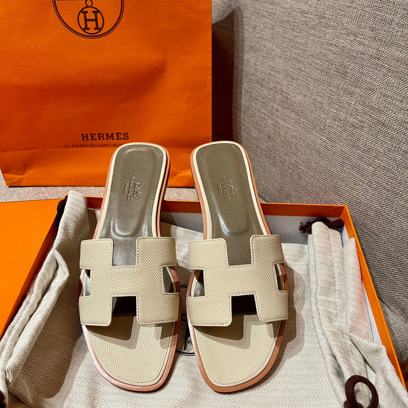 Hermes sandals Style 069 - close-up of bold signature style