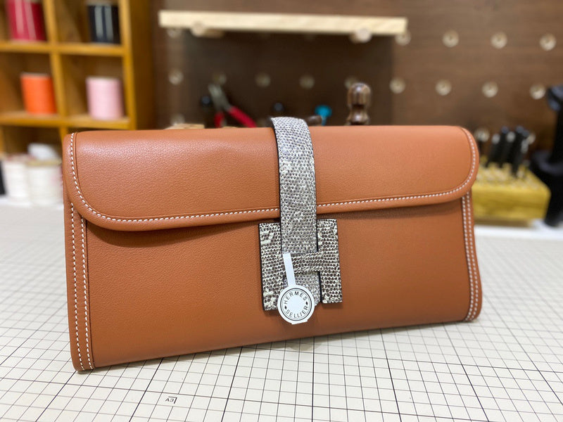Side view of fluid structured handbag