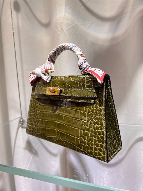  Essential tote bag front view 13