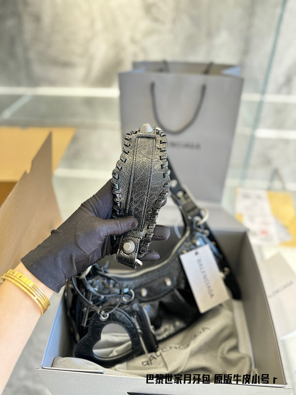 Ziva's Charm handbag – close-up view (one versatile size)