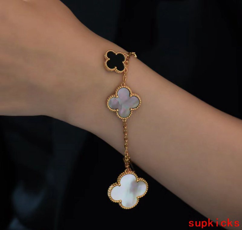 Full view of Van Cleef & Arpels unisex jewelry piece