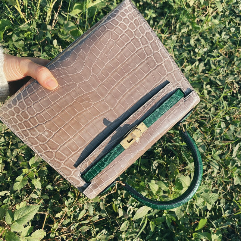  structured bag interior and compartment view