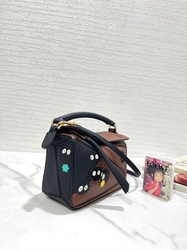 Ziva's Charm handbag – close-up view (18cm*11cm*7.5cm)