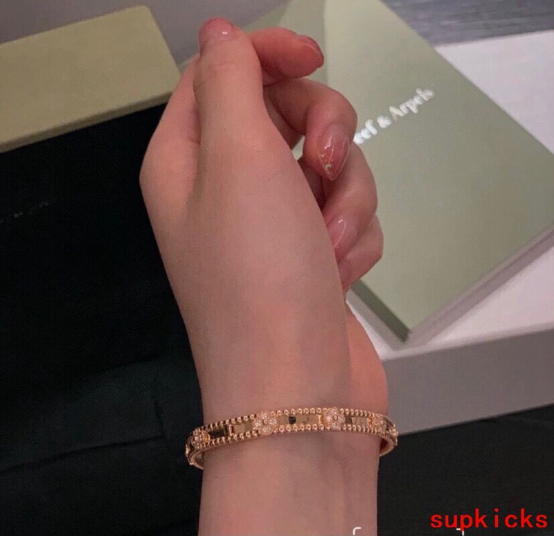 Side view of Van Cleef & Arpels unisex jewelry piece