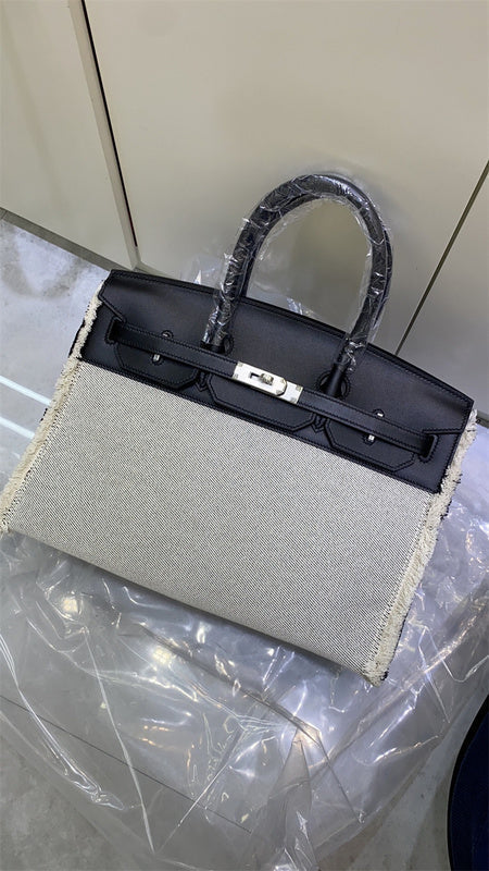 Fluid handbag styled for everyday wear