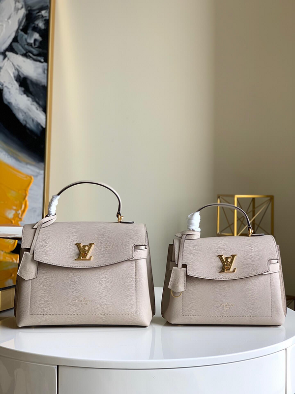 Handle and strap detail of statement chic women's handbag – women's luxury handbag