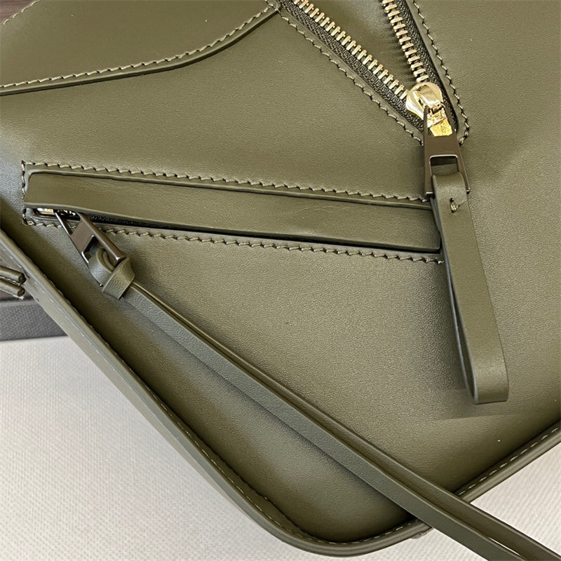 Ziva's Charm handbag – close-up view (19.5cm*14.4cm*20.8cm)