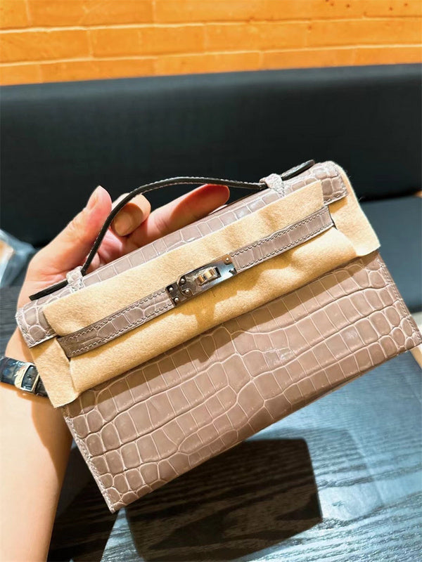 Crisp handbag styled for everyday wear