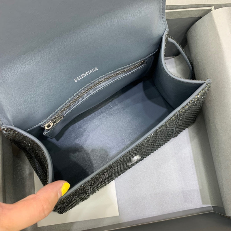 Zivas Charm Classic Sensibility Statement Handbag (Contemporary Shape Language) – Full Silhouette
