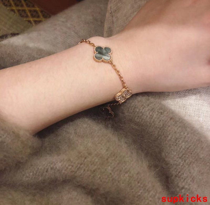 Side view of Van Cleef & Arpels unisex jewelry piece