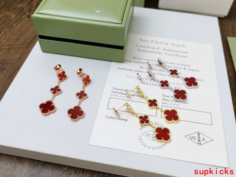 Full view of Van Cleef & Arpels unisex jewelry piece
