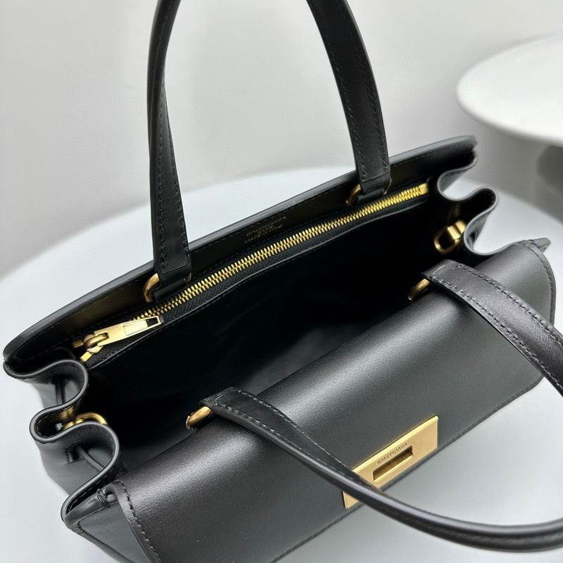 Zivas Charm Timeless Appeal Statement Handbag (Signature Shape & Finish) – Close-Up Detail