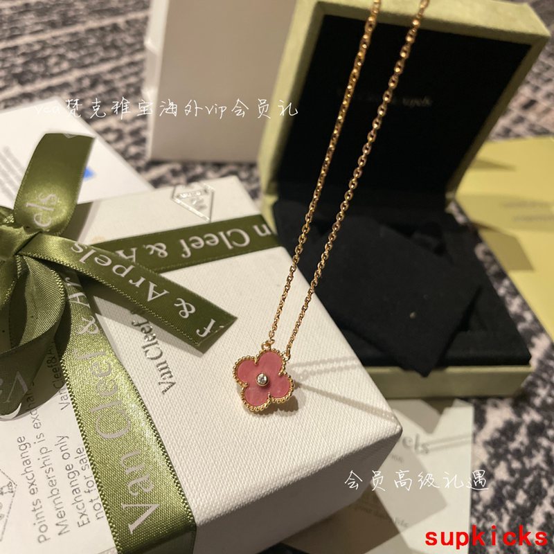 Front view of Van Cleef & Arpels unisex jewelry piece