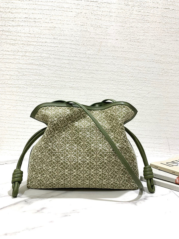 Ziva's Charm handbag – close-up view (23.5cm*18cm*9cm)