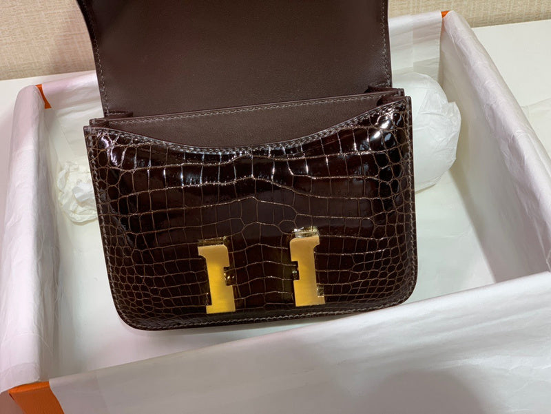 Balanced handbag styled for everyday wear